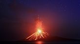 El volcán Anak Krakatoa sigue lanzando ceniza por segundo día consecutivo