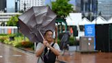 八號信號及黑雨生效｜港鐵昨突停露天段市民鼓譟｜JPEX 案「東記」蔡曉東被捕｜42 中企列美黑名單｜Edan 後援會 admin 團隊解散｜10月9日・Yahoo早報