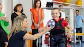 “Subime al robot que quiero caminar”: así funciona el primer exoesqueleto para chicos con parálisis cerebral