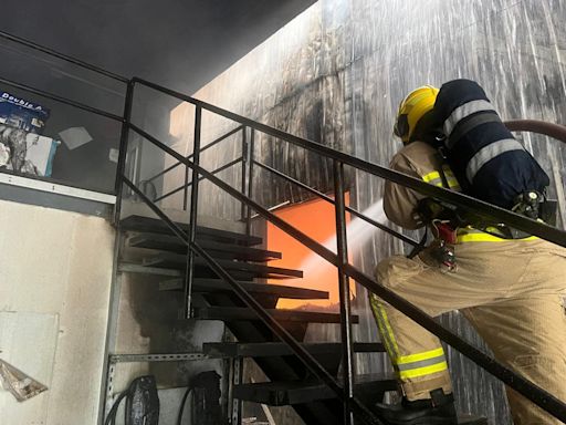 青衣船廠二級火｜船廠遭燒通頂 東主自稱前江湖人士「我要知係蓄意定自然！」 | am730