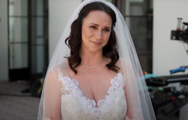 Yes, that's Jennifer Love Hewitt singing 'Islands in the Stream' during her “9-1-1” wedding