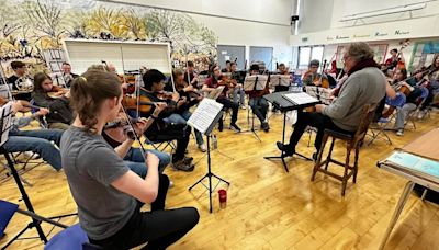 Quién es Elliott, el niño de 11 años que escribió una pieza de orquesta y la tocó en vivo en Inglaterra