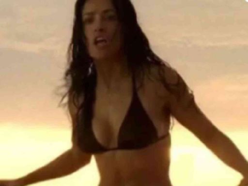 Salma Hayek en bikini deja a todos preguntándose si en realidad tiene 57 años