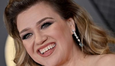 Kelly Clarkson has fans 'Weeping' over 'Kellyoke' cover for the Olympics