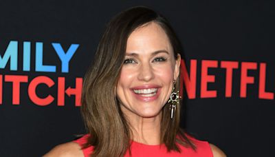 Jennifer Garner Praised for Being 'Super Cool' as She Takes a Dip in the Pool