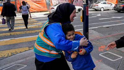 Los ayudantes escoltan a los niños por San Francisco