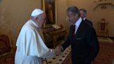 El papa Francisco saluda a "Rocky Balboa" y no contiene su emoción