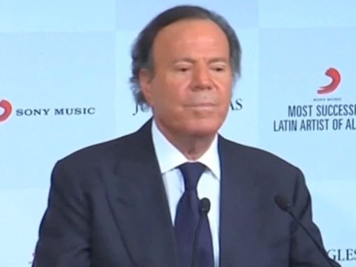 Julio Iglesias y Miranda, unas vacaciones por separado mientras el artista avanza con la serie sobre su vida