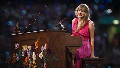 Taylor Swift interpretó una canción de su álbum debut despues de 16 años sin cantarla en vivo