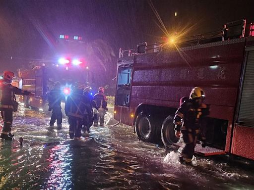 颱風夜不平靜！花蓮吉安汽修廠失火 警消「涉水」破門搶救