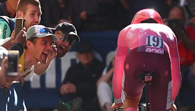Pogacar domina la contrarreloj y se escapa como líder del Giro