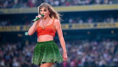 ... Nervous': Lip Reader Tries to Find Out What Julia Robert Said To Travis Kelce At Taylor Swift's Show...