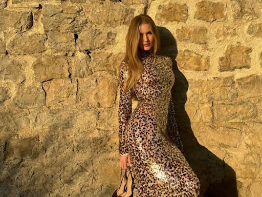 Rosie Huntington-Whiteley y sus claves para lucir elegante con 'animal print' y lentejuelas en Italia