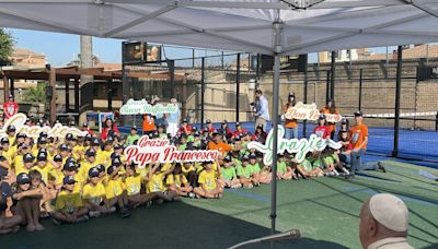 El papa visita a los niños del campamento de "Don Quijote" en el Vaticano