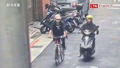 失業心情差 男子5日竟騎單車當街搶女學生手機（翻攝畫面） - 自由電子報影音頻道