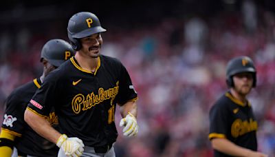 Reynolds extends hit streak to 22 games with a 2-run homer and Pirates beat Reds 9-5