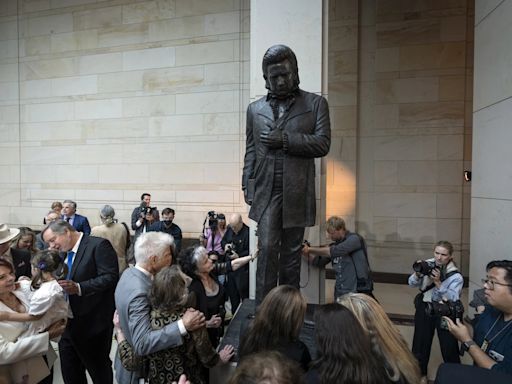 Legendary Musician Johnny Cash's Statue Unveiled At US Capitol | VIDEO