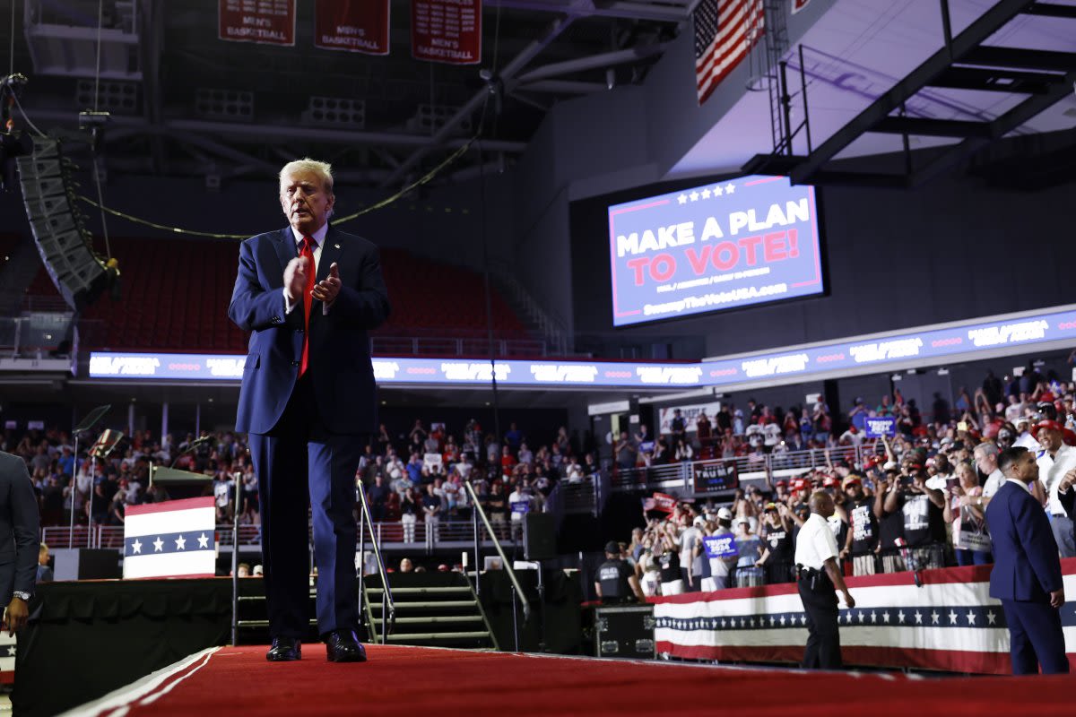 Donald Trump crowd size compared to Kamala Harris in photos