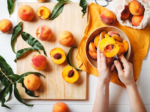 These Are Three Ways to Peel a Peach and Remove the Stone Without a Knife