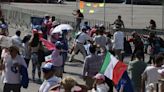 Enfrentamientos entre CNTE y Marea Rosa en Zócalo CDMX