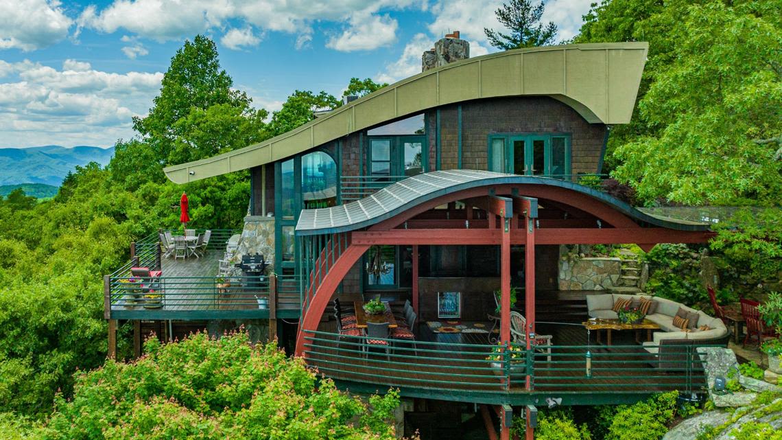 Actor Burt Reynolds' Blue Ridge Mountains home sells for $2.9 million