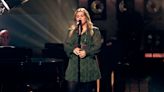 Kelly Clarkson performs a powerful cover of Alanis Morissette’s ‘Ironic’