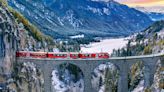 El impresionante viaje en tren por los Alpes que es Patrimonio de la Humanidad: 55 túneles, 196 puentes y paisajes increíbles