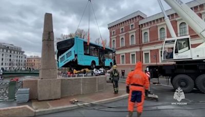 Al menos 7 muertos tras caer un autobús al río en San Petersburgo: el conductor, detenido