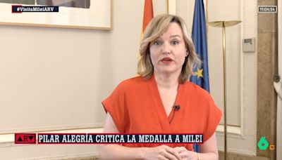 Pilar Alegría, sobre la condecoración de Milei: "Ayuso va corriendo a imponer una medalla 'fake' a quien insulta a España"