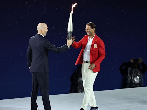 Zinedine Zidane entrega la antorcha olímpica a Rafa Nadal en la ceremonia de apertura de los JJOO