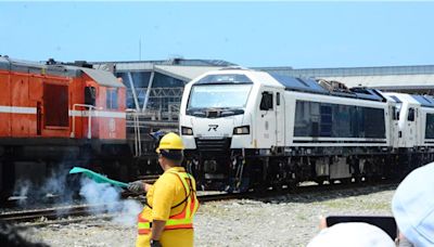 台鐵R200型柴電機車首航 鐵道迷聚集爭睹風采 - 生活