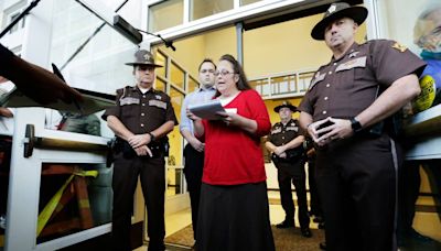 Kim Davis wants to overturn gay marriage ruling. Legal scholars weigh in on her chances