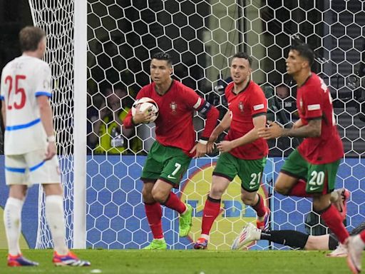 Eurocopa: Cristiano Ronaldo, en el día que alcanzó otro récord, tuvo poca grandeza para festejar el agónico triunfo de Portugal