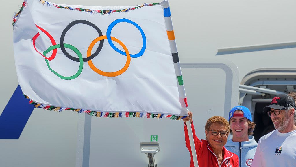 Olympic flag returns to LA for first time in 40 years