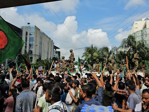 孟加拉總理下台流亡！Dior行李箱忘了拿 民眾狂賀「搬空官邸」連鵝都抱走