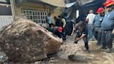 En Tlalnepantla, caen enormes rocas dentro de una casa tras fuertes lluvias en Edomex |FOTOS