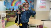 Carlos Álvarez visitó a los niños con cáncer del albergue Magia