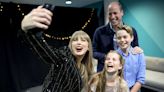 "¡Feliz cumpleaños, amigo!": el príncipe William visita a Taylor Swift en el backstage de su show en Londres