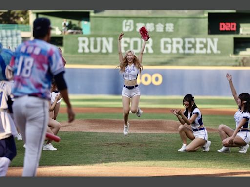 中職／最頂開球！22位Fubon Angels到齊 黃保羅接捕笑容藏不住