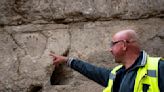 Arqueólogos descubrieron una enigmática mano tallada en un antiguo foso de piedra en Jerusalén: “Es un misterio”
