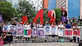 Familiares de Ayotzinapa responden a AMLO: “Presidente nos ha mentido, engañado y traicionado” | El Universal