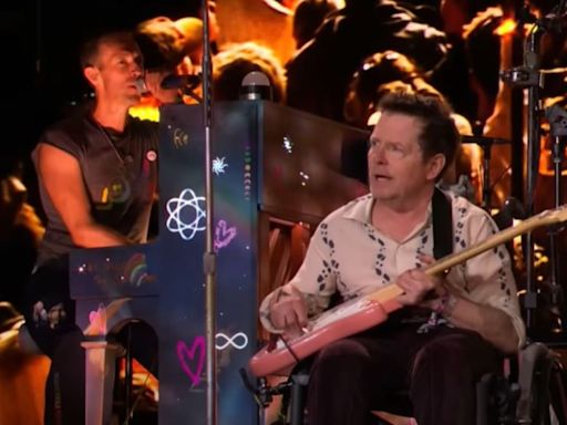El emotivo momento que ya es historia de Glastonbury: Michael J. Fox se subió en silla de ruedas a tocar con Coldplay