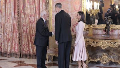 Los reyes Felipe y Letizia celebran el Premio Cervantes con escritores como Sonsoles Ónega en el Palacio Real