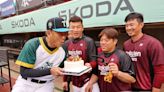 洪總挑戰千勝「生日勝率破6成」 桃猿男兒驚喜慶生讓他眼眶泛淚