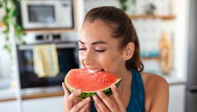 Comment utiliser la nourriture pour « s’hydrater en mangeant » cet été ? Cette experte partage ses astuces