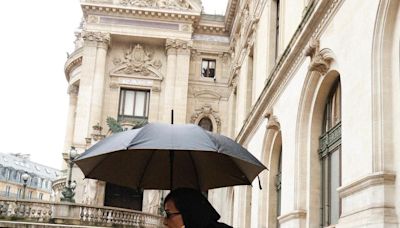 Nem a chuva atrapalha! Sabrina Sato abre álbum de fotos com Zoe em Paris