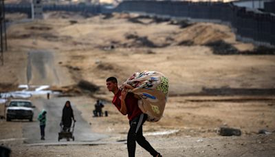 Hundreds of thousands forced to flee again as Israel pushes into Rafah