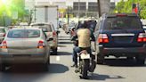 ¿Qué consume más gasolina un carro o una moto?