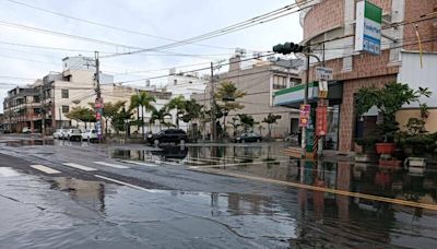 颱風沒到就淹水？ 屏東東港天文大潮漫道路