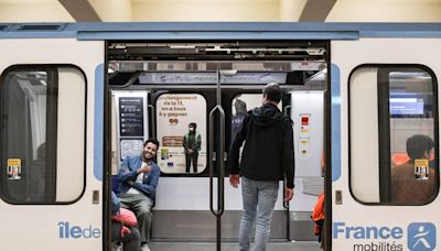 JO 2024 : Jean Castex, patron de la RATP, aperçu dans le métro en train de guider les voyageurs